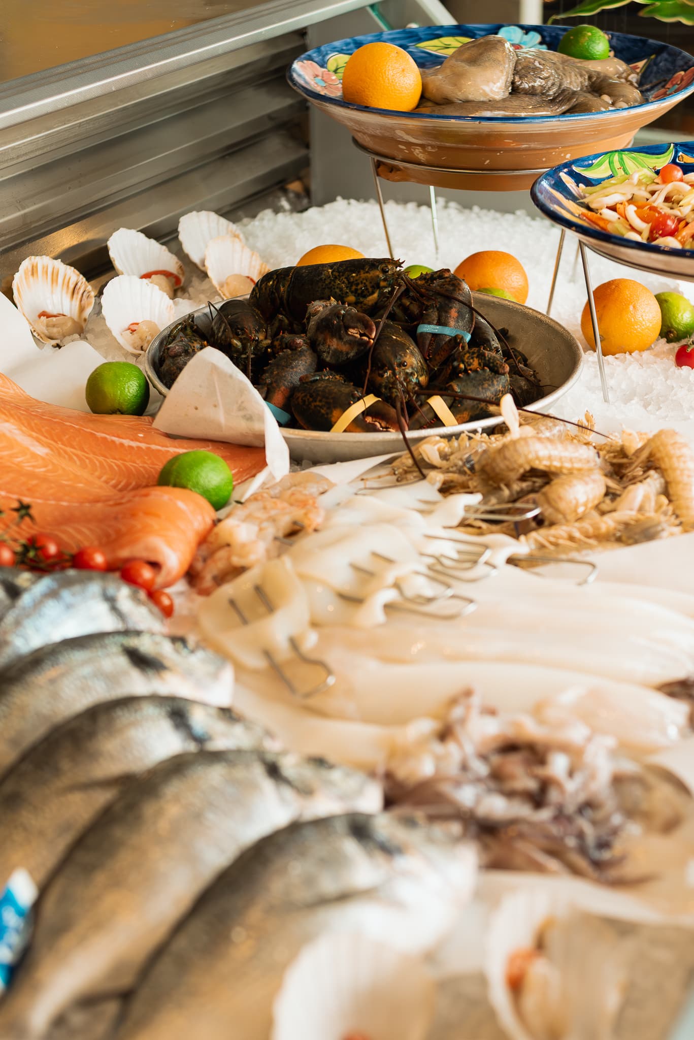 Pesce fresco esposto sul ghiaccio